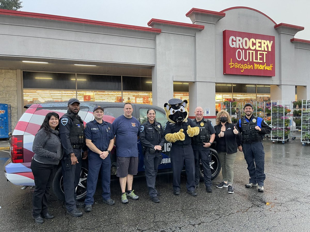 AuburnWAPolice's tweet photo. Some photos from yesterday’s Battle of the Badges. We would’ve like to have walked away with the victory, but thanks to the efforts of everyone, a ton of food was donated to our local food banks. #battleofthebadges #APD #KentPD #Auburn #Kent #VRFA #PSFA #WeWantARecount https://t.co/qJjeYXHmvN