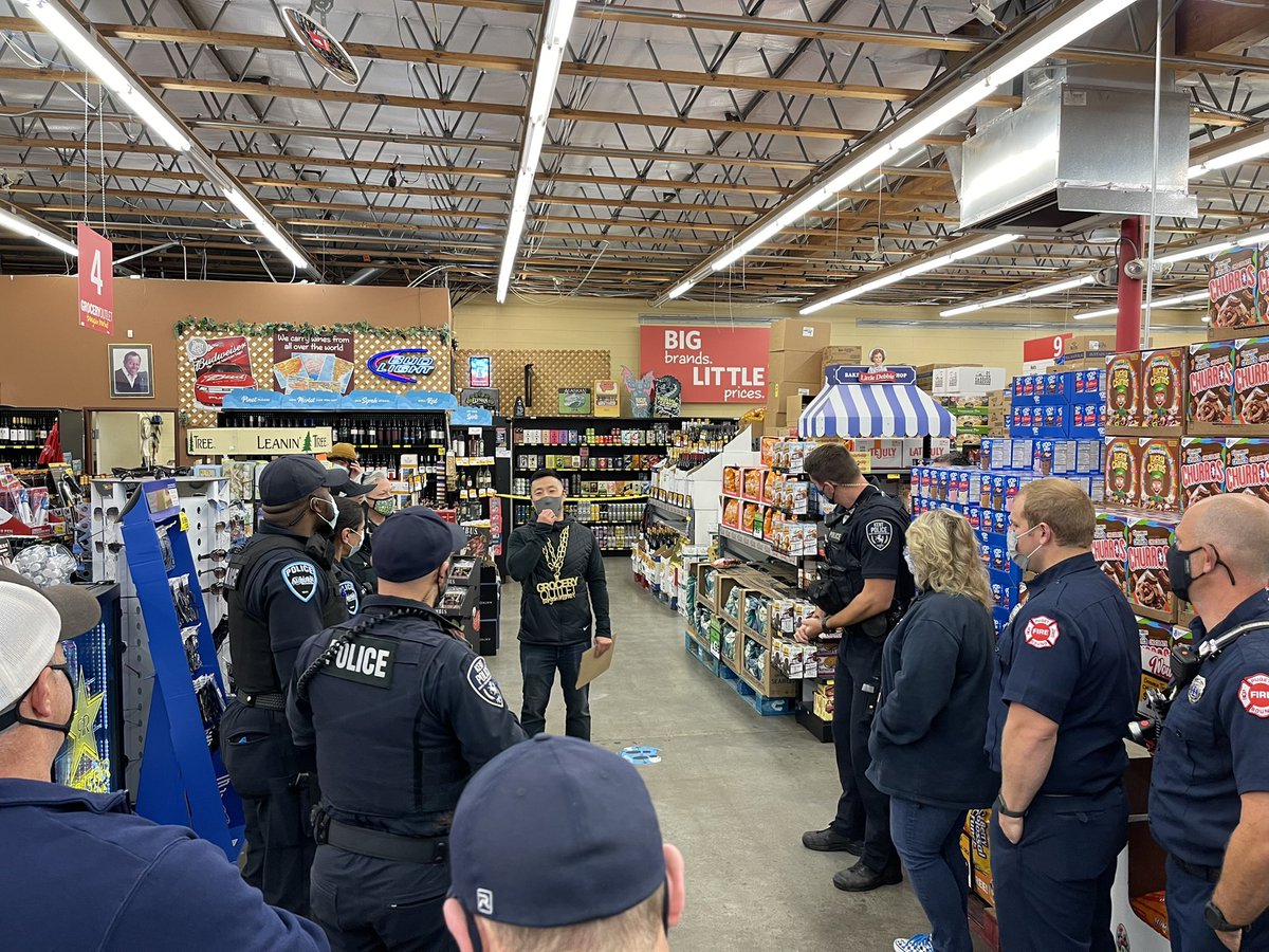 AuburnWAPolice's tweet photo. Some photos from yesterday’s Battle of the Badges. We would’ve like to have walked away with the victory, but thanks to the efforts of everyone, a ton of food was donated to our local food banks. #battleofthebadges #APD #KentPD #Auburn #Kent #VRFA #PSFA #WeWantARecount https://t.co/qJjeYXHmvN