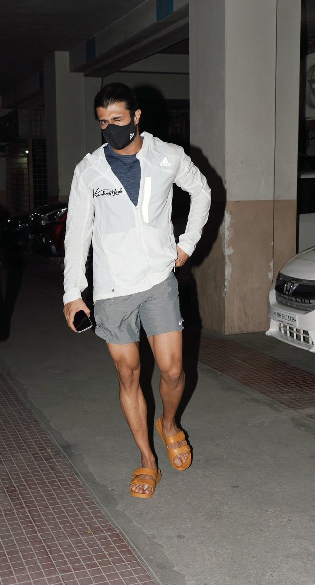 ArtistryBuzz's tweet photo. Those toned legs 🦵💪 #vijaydevarakonda will have every muscles look perfect in #liger working hard since almost 2 years papped post Gym session in Hyderabad recently today
@artistrybuzz_ @thedeverakonda #artistrybuzz #southpaparazzi #vijaythalapathyfans #tollywoodcelebs https://t.co/Ydyv0GiBck