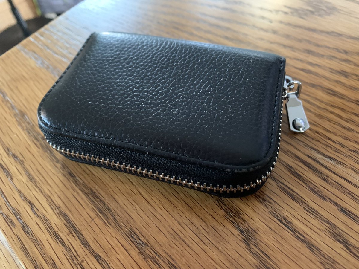 #portemonee van mevr Draaijer #gevonden in Delft, vlak bij station. Daarin oa collegekaarten van <a href="/hsrotterdam/">Hogeschool Rotterdam</a> en <a href="/HvA/">Hogeschool van Amsterdam (HvA)</a>. 
Gaan we haar vinden, Twitter? RT is fijn. 
#gevondenvoorwerpen