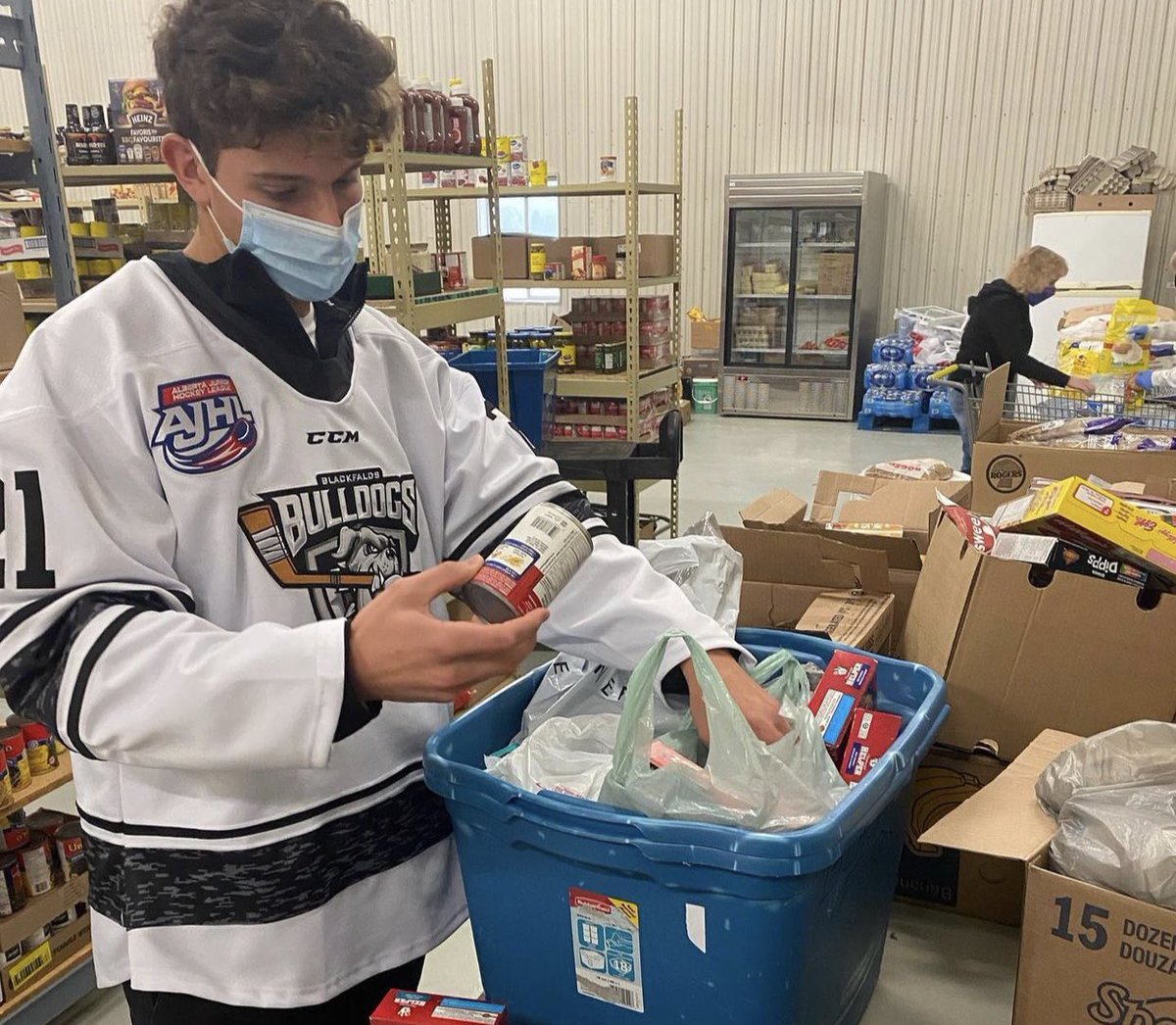 bbulldogs_'s tweet photo. A busy week of games &amp; practices won’t stop the Bulldogs from sorting &amp; packing hampers at the #Blackfalds Food Bank. (📷 21-Corey McCann, 5-Juliano Santalucia, 22-Brett Meerman, 27-Tye Carriere) 🐾 https://t.co/GPrS03mTXY