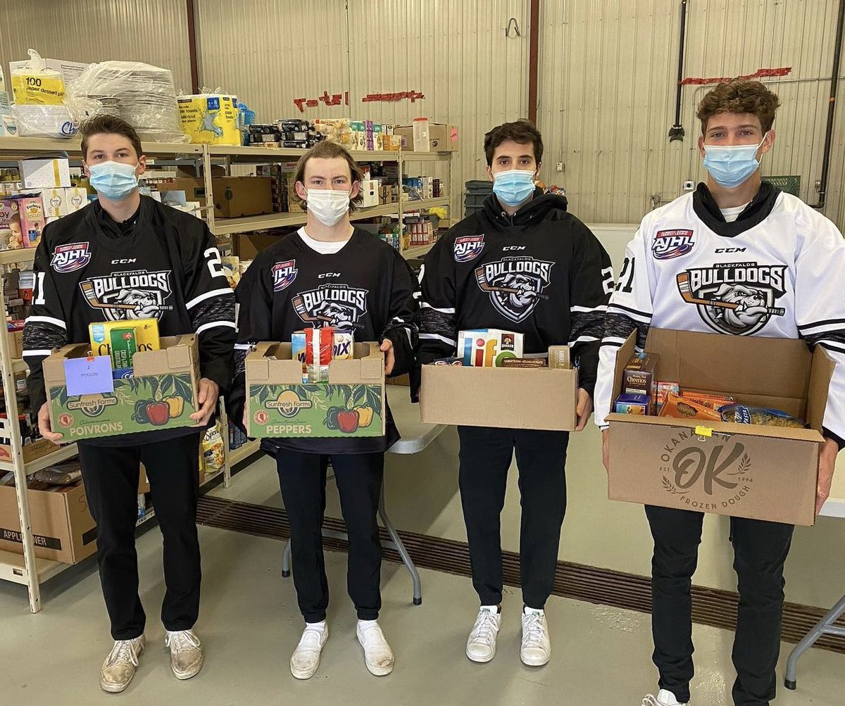 bbulldogs_'s tweet photo. A busy week of games &amp; practices won’t stop the Bulldogs from sorting &amp; packing hampers at the #Blackfalds Food Bank. (📷 21-Corey McCann, 5-Juliano Santalucia, 22-Brett Meerman, 27-Tye Carriere) 🐾 https://t.co/GPrS03mTXY