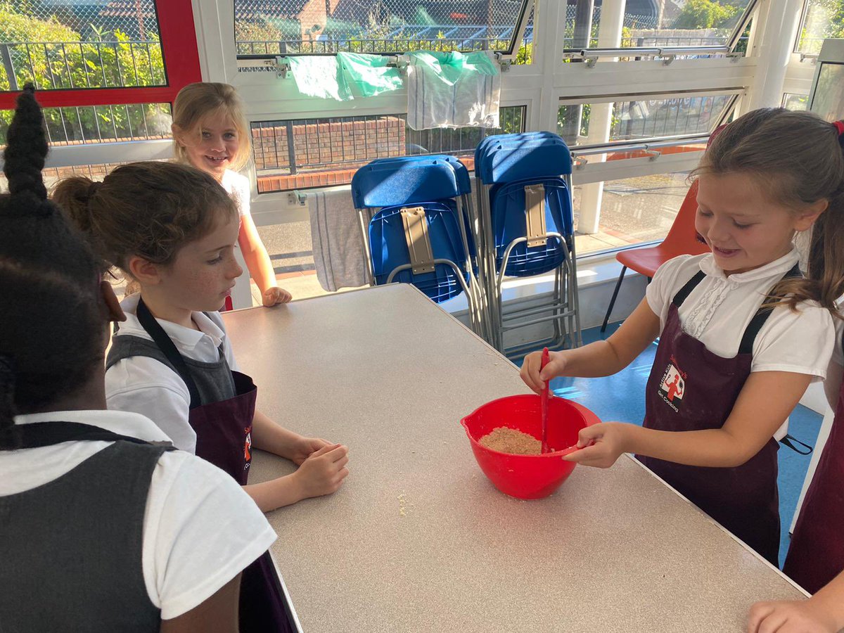 LarchwoodPS's tweet photo. Year 3 were making apple crumble today. Apparently it was a really good one. https://t.co/GnkMQfZpT1