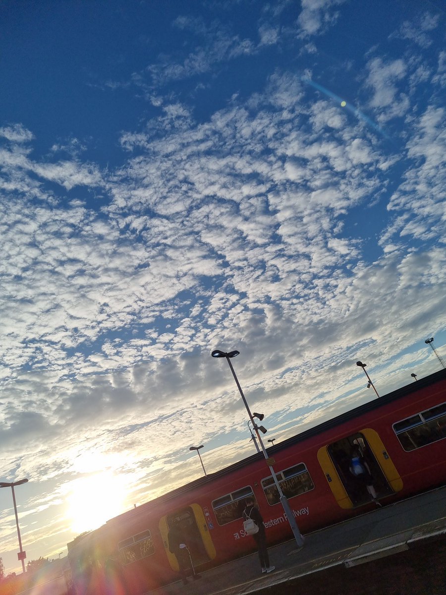 Toriwoo's tweet photo. Evening All #LateHomeClub not sure I can qualify for this club this week, 3rd day on the trot I've left when it's still light & the train is on time #CommutersLife 🚃 😊 https://t.co/dhxcOVMFJI