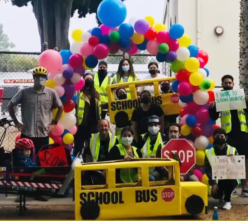 PasadenaGov's tweet photo. We're celebrating #WalkToSchoolDay today & practicing safe walking behaviors. Drivers, please be extra cautious. Make sure to slow down in school zones and look out for children crossing the street.
#EyesUp๐ #LookLeftRightLeft https://t.co/WQa4A8gsSi