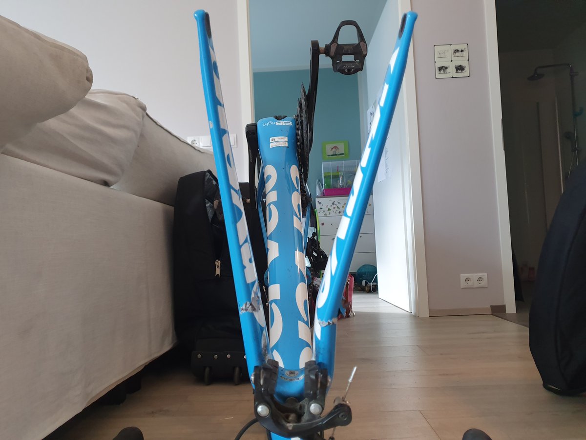My carbon racer got a spanking at <a href="/PlayAirlines/">PLAY</a> 
 when I got home from Ironman70.3 racing. Only a tremendous impact would have caused a carbon fork to break like that. It cannot be normal luggage handling guys, for an odd sized checked in luggage?