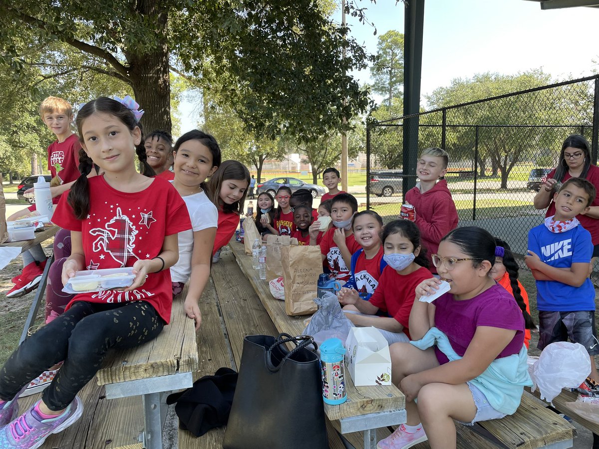 APlindsey2004's tweet photo. Today’s field trip for our Blackshear 3rd graders allowed for an art history lesson, creating art and having a picnic lunch. What a beautiful day! @pearlfinchermfa @kleinfinearts https://t.co/3zZPMjvbvM