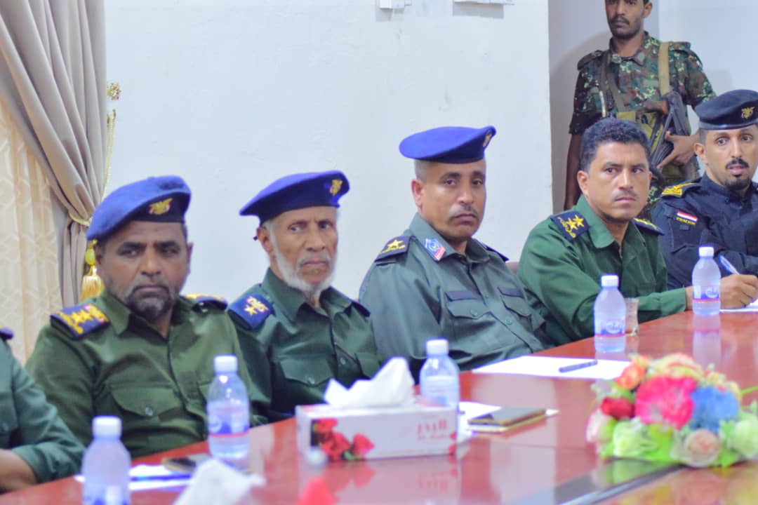 ناقش اجتماع أمني برئاسة مدير عام الأمن والشرطة بمحافظة حضرموت الوادي والصحراء العميد مبارك احمد العوبثاني مع الوحدات الامنية والمصالح والإدارات بقيادة الأمن والشرطة ابرز التحديات التي تواجه سير العمل الأمني وبعض القضايا الادارية