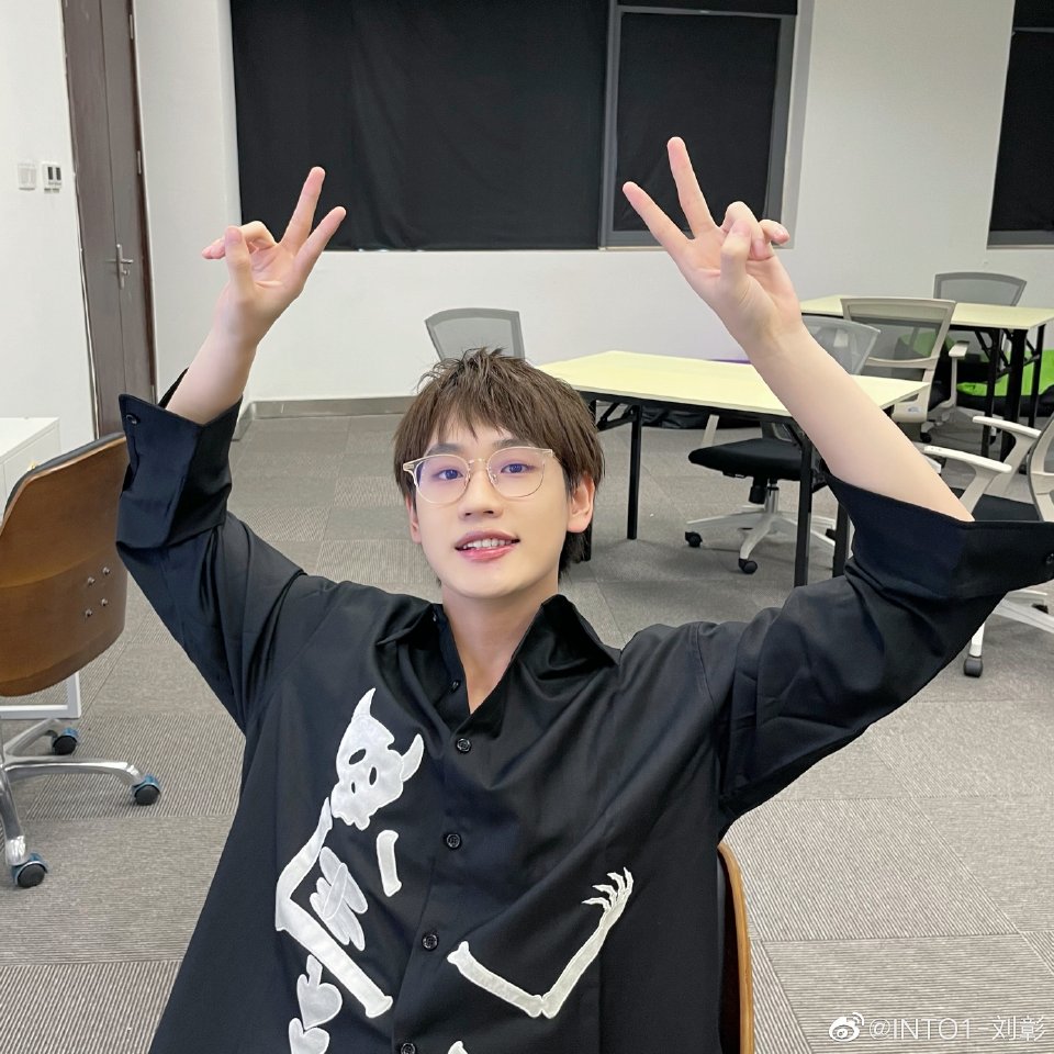 211006 | AK Weibo Update

Recently the weather is getting colder.  Keep yourself warm. This month’s lyrics vlog production... A styles that I haven't tried before is a very big challenge.

#LiuZhang #刘彰 #INTO1
