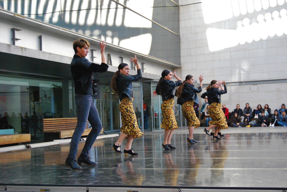 barcelona_cat's tweet photo. 🎵🩰 Vine a la mostra de dansa i música que oferiran l'@esbartciutatcom, el Conservatori Professional de Dansa, l'Orquestra Sinerenca i la companyia IT Dansa de l'@institutteatre.

🗓️ 16/10
🕒12.30/13/15 h
📍 Plaça de Margarida Xirgu
ℹ️ https://t.co/HGQ2QP1WQE

#ViuMontjuïc https://t.co/TV8qkewM4o