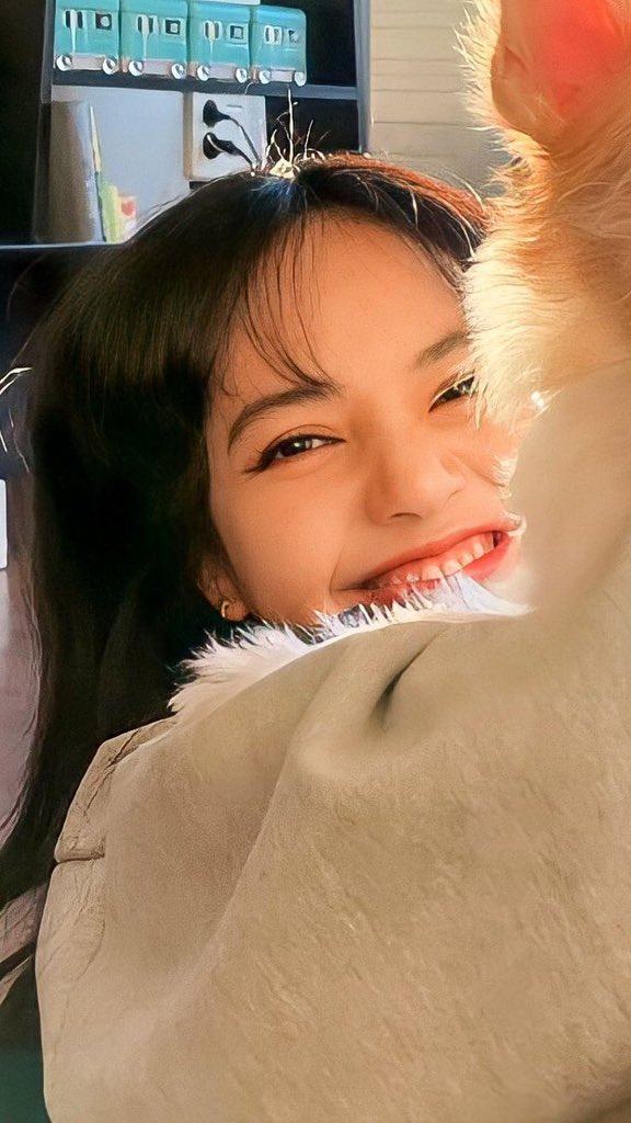 Wuynncute's tweet photo. Chúng ta không chỉ trend vì vụ BVLGARI, mà chúng ta trend vì cách đối xử của YG đối với Lisa 2 năm đổ lại đây. Nên dù Lisa đang có job gì khác bên Paris thì chúng ta vẫn phải lên tiếng. #YGLetLisadoHerWork https://t.co/UOH84ZmQMp