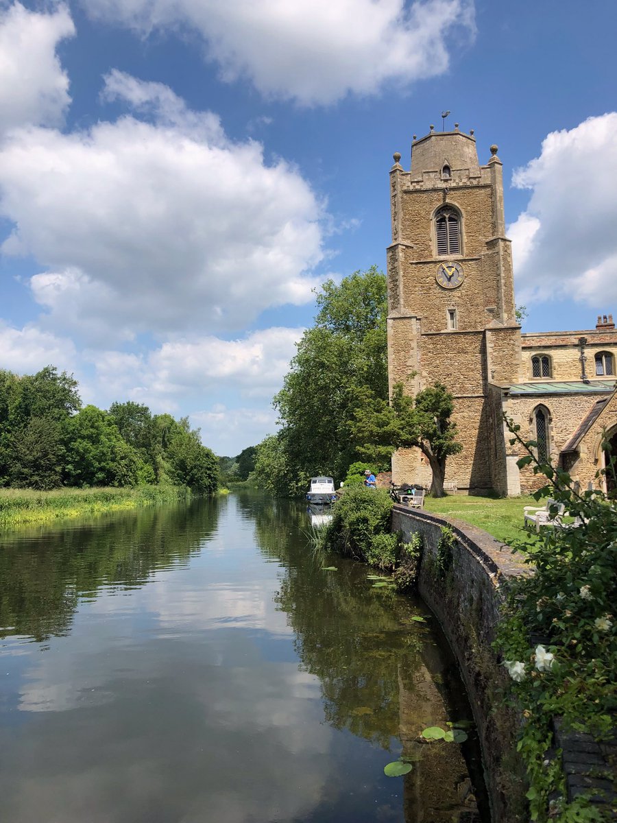 mutley7781's tweet photo. St James’ Church,
#HemingfordGrey #Cambridgeshire

Memories of Summer - 
watching Chasers &amp; Beautiful Demoiselle beside the River #GreatOuse in June.

 #AnimalsOutsideChurches https://t.co/7s69KiPRQR