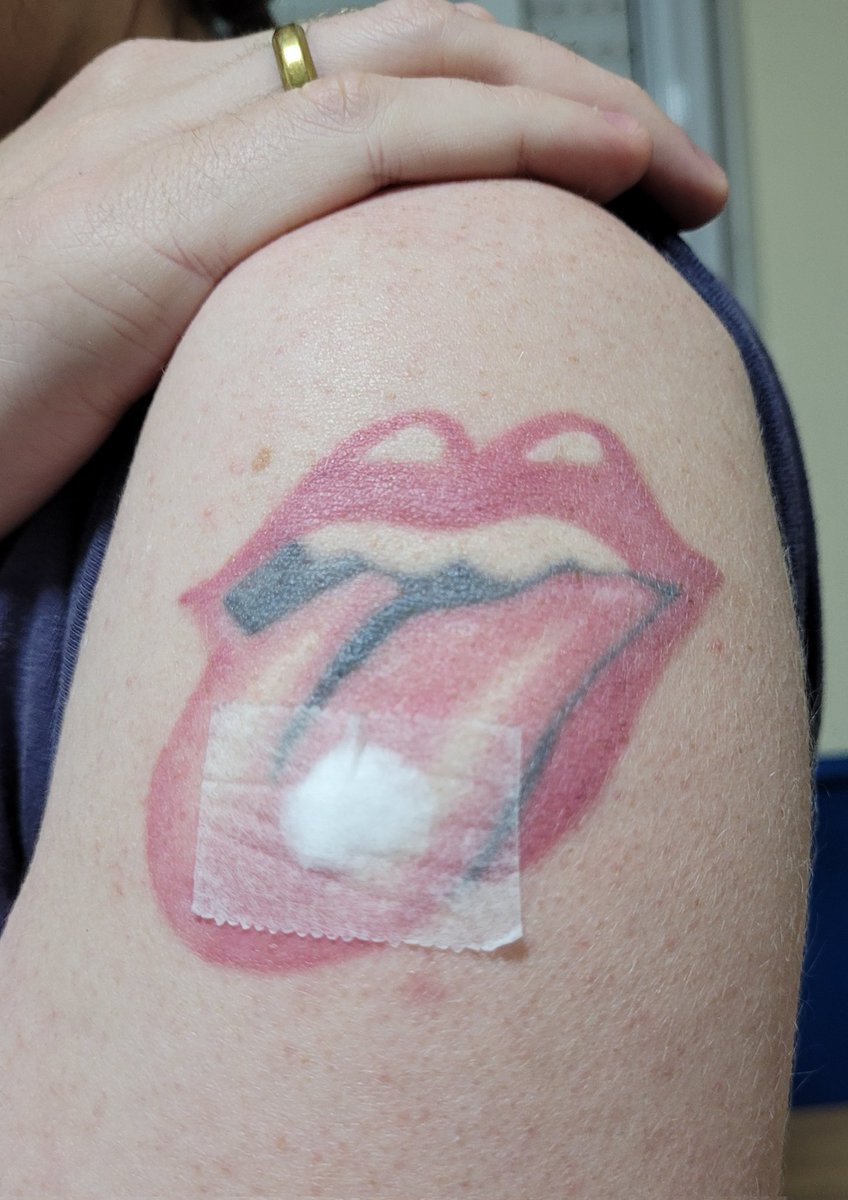 E eu que tomei a vacina em cima da tatuagem do Rolling Stones e agora ela parece que tomou um LSD