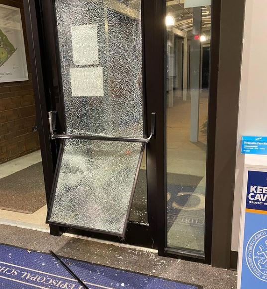 wyffnews4's tweet photo. 🦌 An Upstate school got a surprise visitor this week. 
The story behind the pictures here>>https://t.co/KA0sL1a7mP https://t.co/F81P1uhq7J
