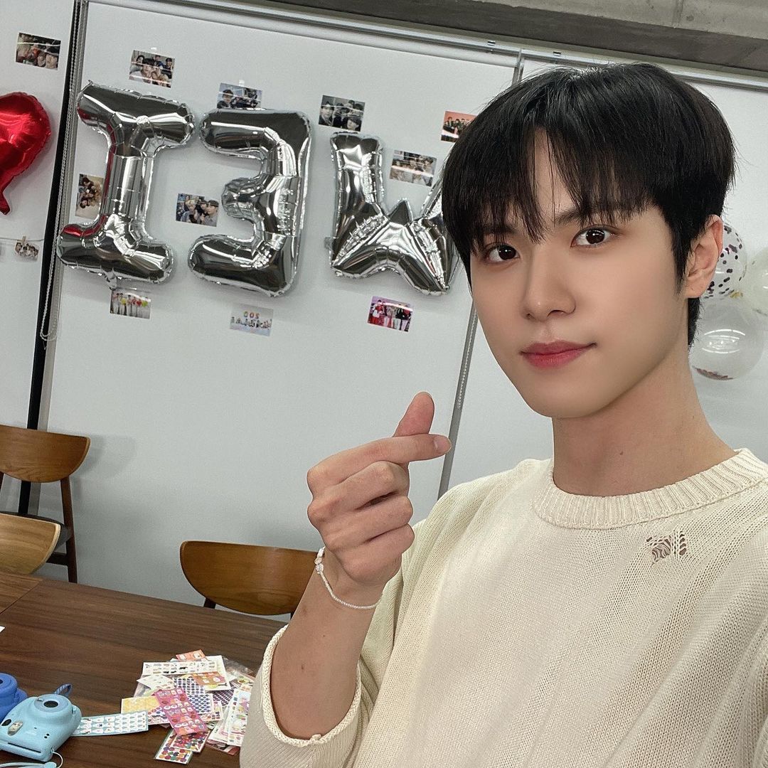 WEi__Spain's tweet photo. [📷 INSTAGRAM] - 051021

Primer aniversario de WEi 🎉

Cr: @/don9_han 
Trad: @WEi__Spain 🌱 https://t.co/lTc2BVd8pc
