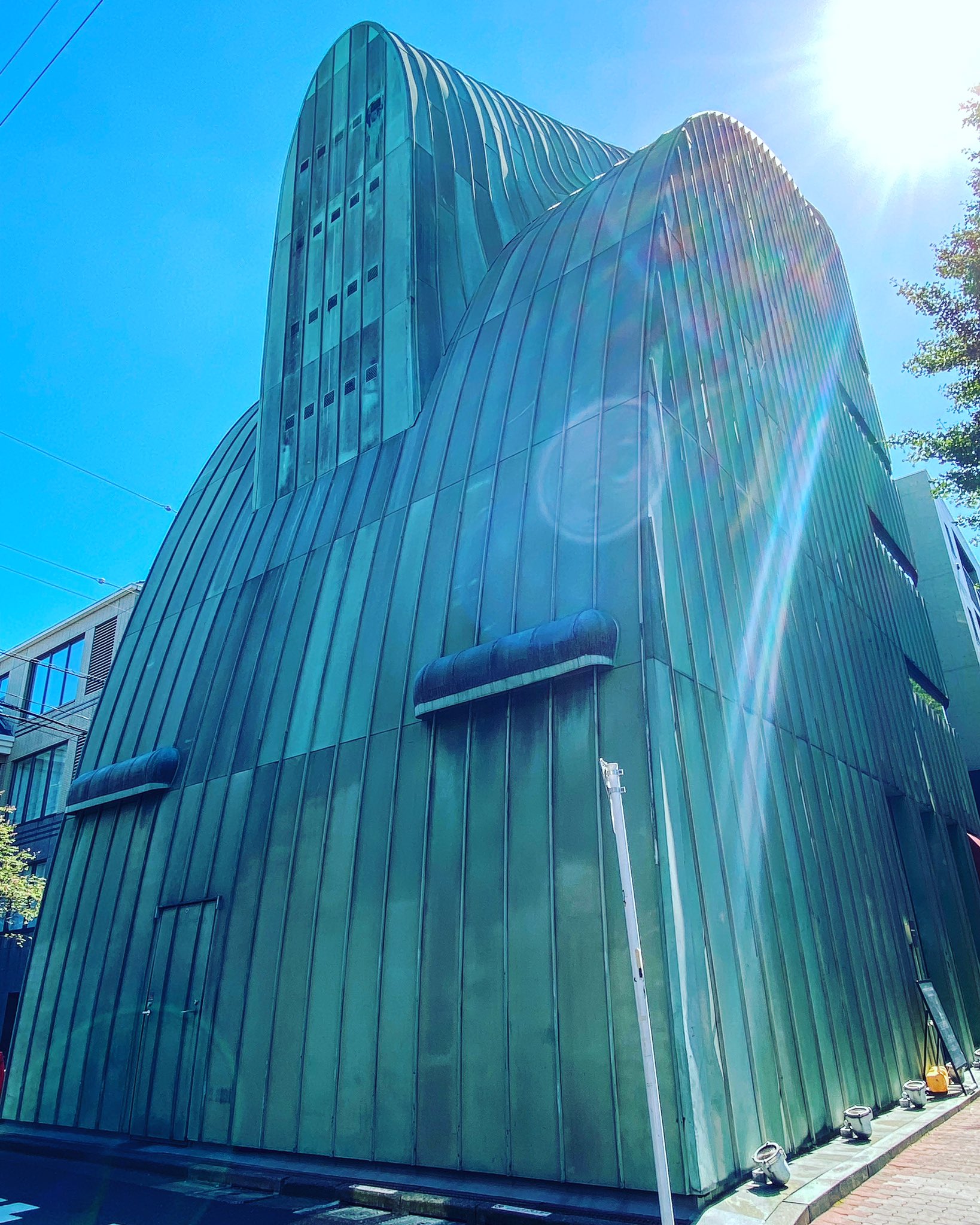 東京の建築 アート巡りオタク Tanrock 昔の名前は ユーネックスナニナニ 薄グリーンパネル貼りの丸みを帯びた個性的な外観の ツツイ白金台ビル は アサヒビールスーパードライホール フラムドール を手がけたフィリップ スタルクが基本設計