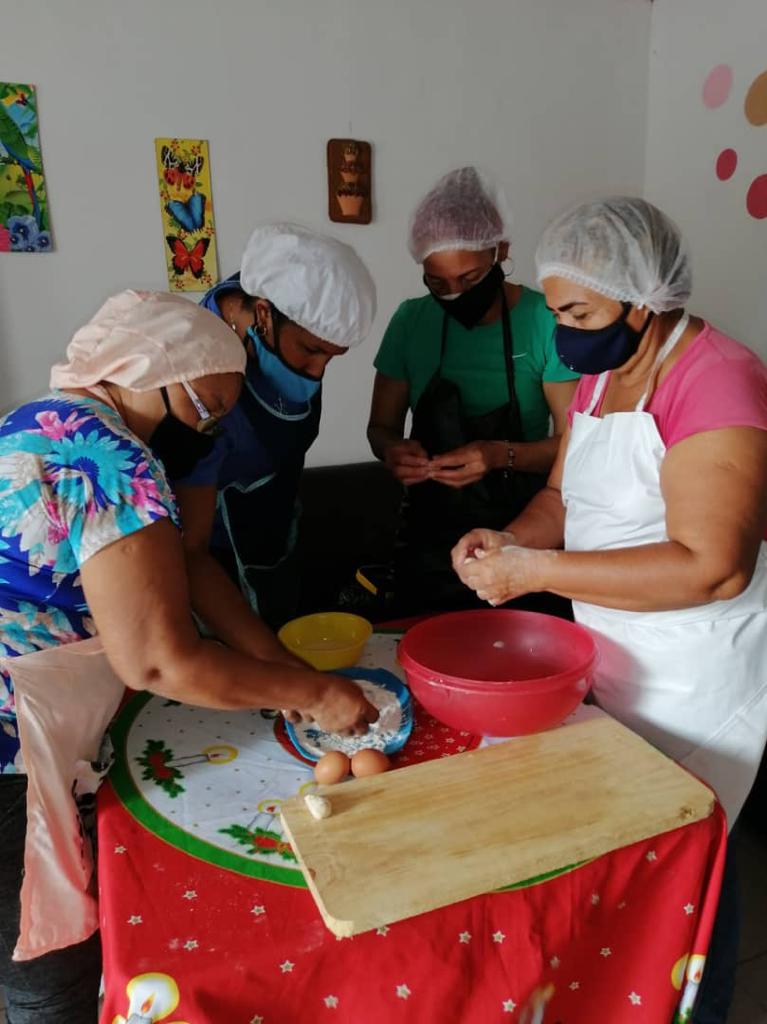 incessocialista's tweet photo. #6Oct Aragua || Participantes en la  Elaboración de Pasapalos que se está realizando en el municipio Francisco Linares Alcántara parroquia Santa Rita. Iniciativa del Programa Penitenciario "Luisa Cáseres de Arismendi".

#ProducciónEnMarcha 
 https://t.co/giCs7JGLWx