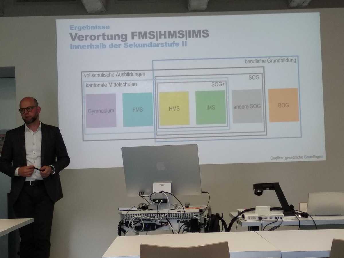 thruoss's tweet photo. @FlavianImlig im Kolloquium HBS der UZH über die Entwicklung der nichtgymnasialen Mittelschulen im Kanton Zürich. https://t.co/uIJf6lBnsk