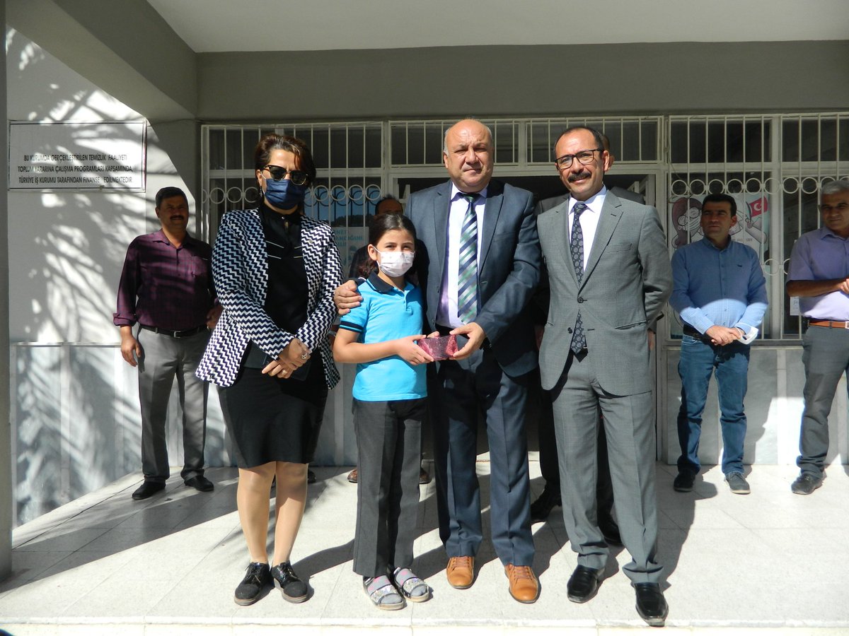 SilifkeArGe's tweet photo. Silifke Milli Eğitim Müd.Mustafa SEZGİN"12Mart İstiklal Marşı'nın kabulü ve Mehmet Akif Ersoy'uAnma Haftası"için Mersin İl Milli Eğitim Müdürlüğü'nce düzenlenen  kompozisyon yarışmasında İl birincisi olan Kargıcak İlkokulu'ndanLeyla Nur GÜVENÇLİ'ye hediye verdi
 @mustafa33sezgin https://t.co/WOog2r301O
