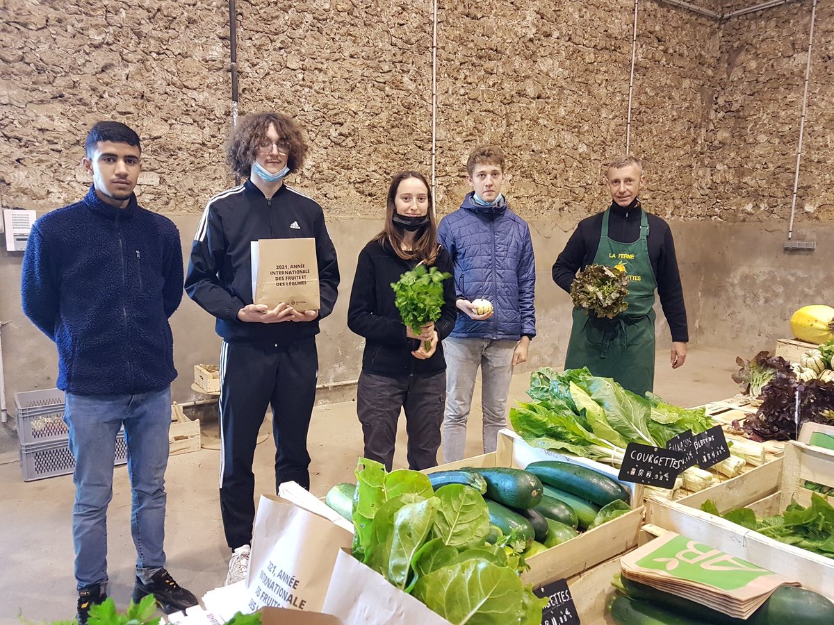 Épinards, tomates, aubergines, persil... vous trouverez tous les légumes de saison dorénavant les mercredis de 13h30 à 16h30 à la Ferme de Buloyer, à #Magny78. Les légumes sont produits à la Ferme Ecole Graines d'Avenir par des jeunes dans le cadre de formation maraîcher-primeur