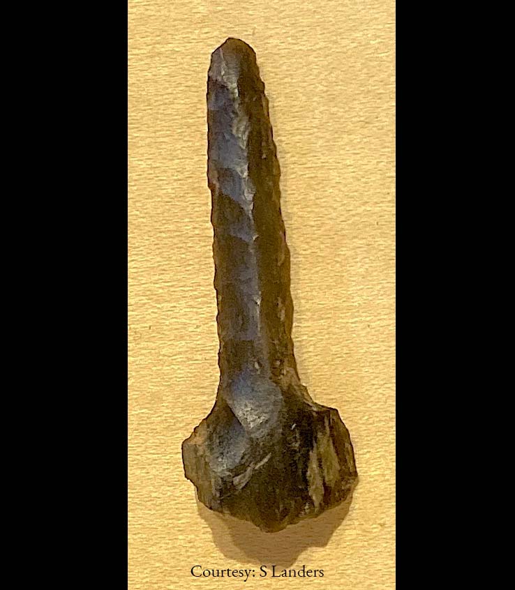 archaeology_aia's tweet photo. Today's #IADartifact of the day is a pristine Plains-Woodland (150-1150 CE) flint drill found at Roxborough State Park. It is 47mm in length and the stem is just 5mm-8mm wide! The triangular shape fortified the drill. Drills often snapped while in use, but not this one! #IAD2021 https://t.co/aowkxP275i