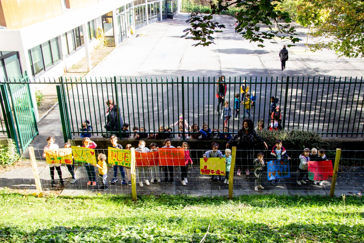 villedesuresnes's tweet photo. Les enfants de l'École des Cottages étaient présents également, avec de belles pancartes pour souhaiter la bienvenue à ces nouveaux Suresnois. 🐑🐑

Nous espérons qu'ils se plairont à Suresnes ! 
(3/3) https://t.co/MhemhUp9Jz