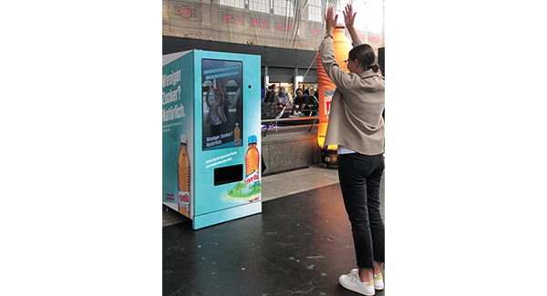 Rivella digitalisiert traditionelles Sampling durch Augmented Reality (AR)-Lösung - Kontaktloses Produktsampling mit AR an Schweizer Bahnhöfen <a href="/sensape/">Sensape</a> <a href="/Rivella/">Rivella</a> #sampling #digitalisierung #marketing #confructa bit.ly/3uJFGqw