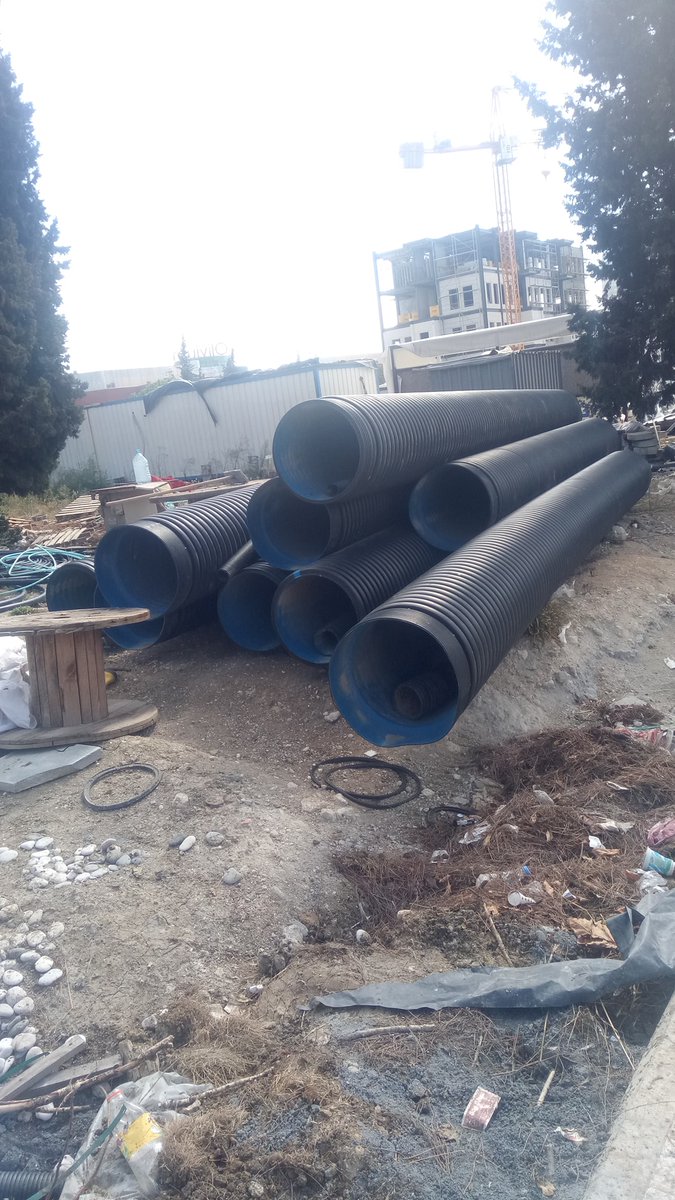 Millet Bahçesi'nin geldiği hal <a href="/zeytinburnubld/">Zeytinburnu Belediyesi</a> !!! Ağaçlar kaldırımın altına gömüldü, dalları koparıldı, bahçenin içi moloz, hafriyat ve çöp dolu...