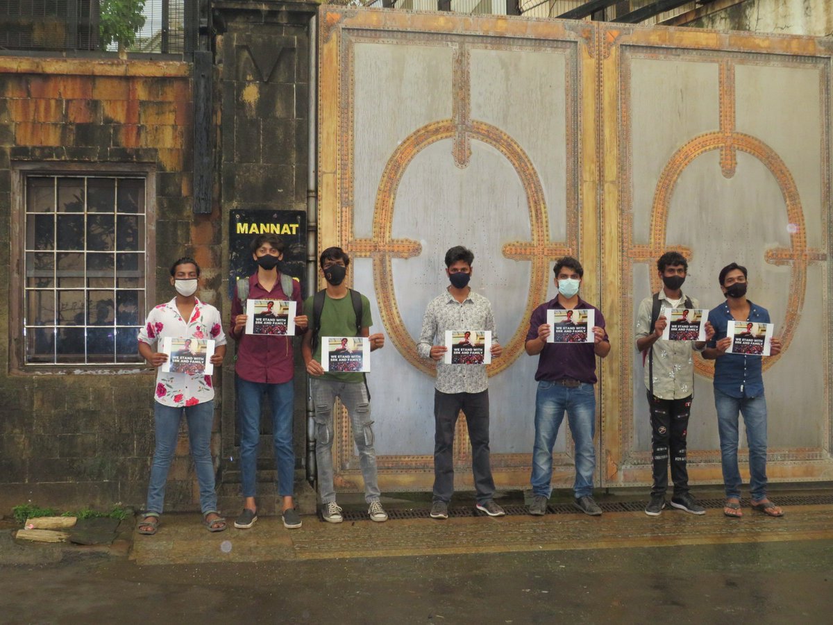 CitizenFeedX's tweet photo. Fans gather outside #Mannat to show support for #AryanKhan 

#WeStandWithAryanKhan 
#WeStandWithSRK https://t.co/BJZas6mQuL