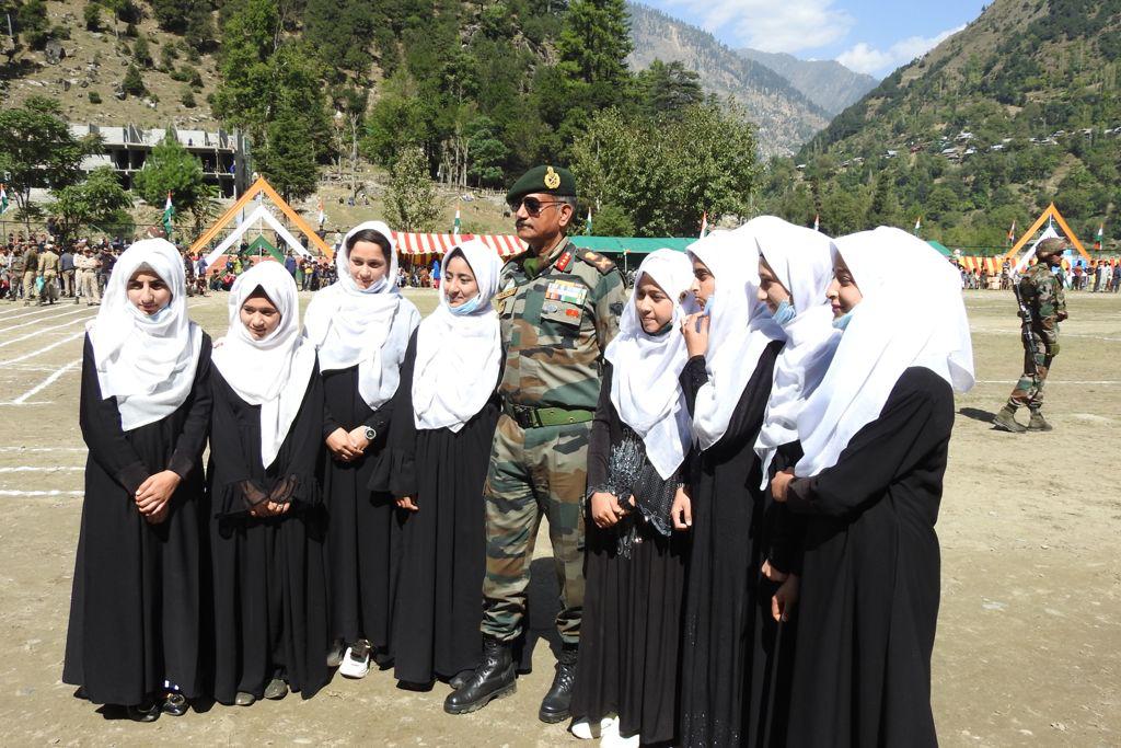 MustafaBhatt's tweet photo. Joy and happiness all around. Sometimes all it takes is an expression to make joy contagious.
Har kadam par saath...
#Keran #Keranmela #Kashmir #ChinarCorps #happyvibes #NationFirst https://t.co/6eOJMxmaE6