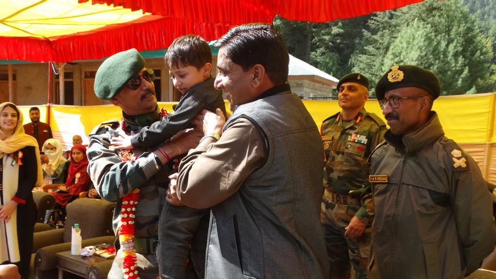 MustafaBhatt's tweet photo. Joy and happiness all around. Sometimes all it takes is an expression to make joy contagious.
Har kadam par saath...
#Keran #Keranmela #Kashmir #ChinarCorps #happyvibes #NationFirst https://t.co/6eOJMxmaE6