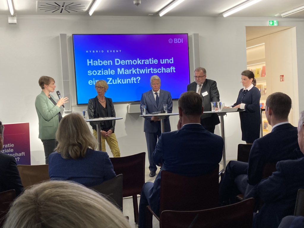 Jetzt wird diskutiert über Demokratie, Freiheit und soziale Marktwirtschaft: Spannendes Panel mit <a href="/joachimgauckcom/">Joachim Gauck</a> <a href="/linn_la_s/">Linn Selle</a> <a href="/Der_BDI/">BDI</a> und Ulrike Ackermann bei unserer Veranstaltung: #WirtschaftIstGesellschaft. Mitmachen geht unter 👉🏻bdi.eu
