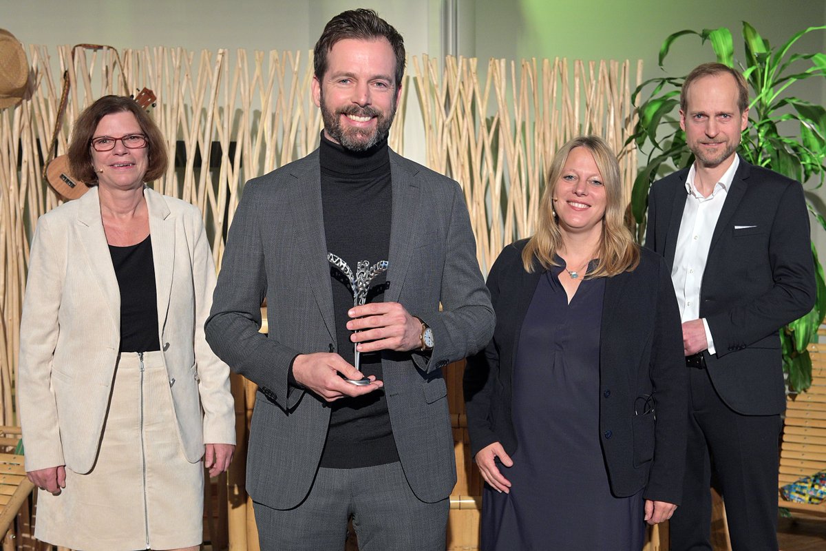 SKUMS_HB's tweet photo. Herzlichen Glückwunsch @imjaich 🥳Die im-jaich oHG Wasserwelten gewinnt mit ihrer "Transformativen Unternehmensführung in der Hotellerie" den #BremerUmweltpreis 2021 💚👏 Alle Infos gibt es hier ➡️https://t.co/RRklm0Ekcv
@BAB_Bremen @SWAEBremen https://t.co/5LkzEIj8yD