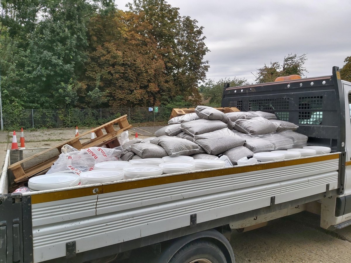 KentPoliceRoads's tweet photo. Passing through @KentPoliceCbury #TD15 see some very unhappy springs and an insecure load on this van. Closest answer to the weight, by 1600hrs today, wins a 👍
CAD 06-0464 MM https://t.co/tmdkRKL07F