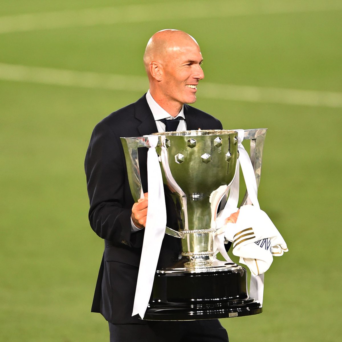 UtdActive's tweet photo. Like for Zidane and Retweet for Ten Hag to be the next #MUFC boss in the future.

Then comment below why?👇🚨

#Zidane #TenHag https://t.co/pLXrGet9XA