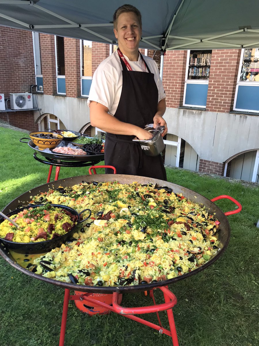 FountainsClose's tweet photo. Great Paella event @IDS_UK @SussexUni @Thomas_Franks_ @LeeScott68 #LiveCooking #FreshIsBest @alexmeps https://t.co/b6aWXZhptR
