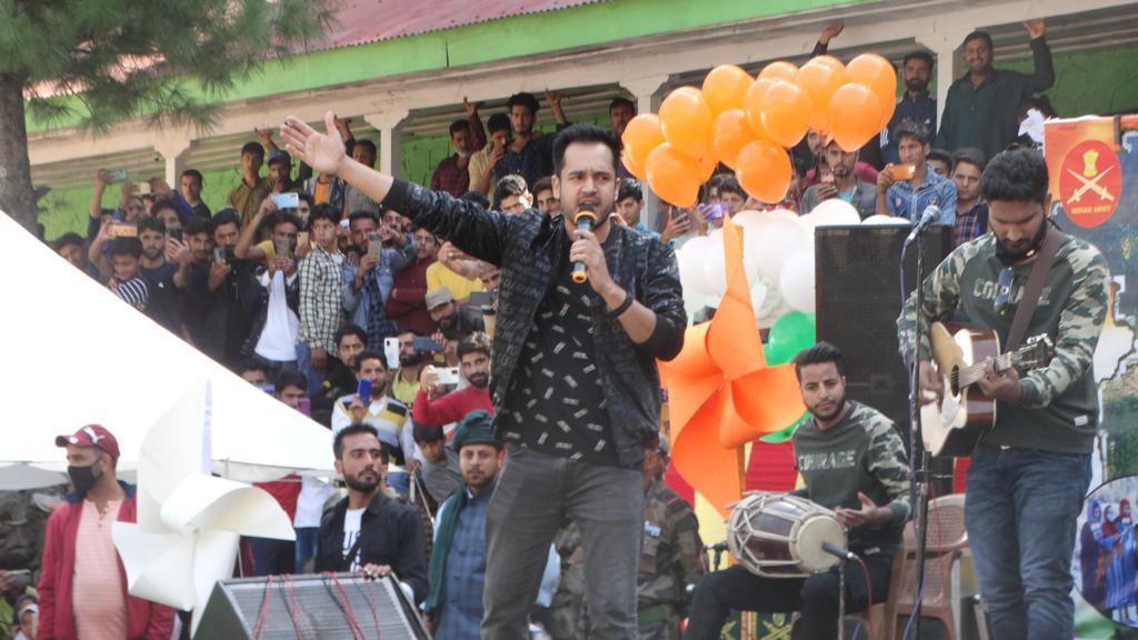 MustafaBhatt's tweet photo. True happiness comes from joy of  others. Joy all around.
Har Kadam par Saath...
#Keran #Keranmela #Kashmir #ChinarCorps #NationFirst https://t.co/yAGUHWHLo4