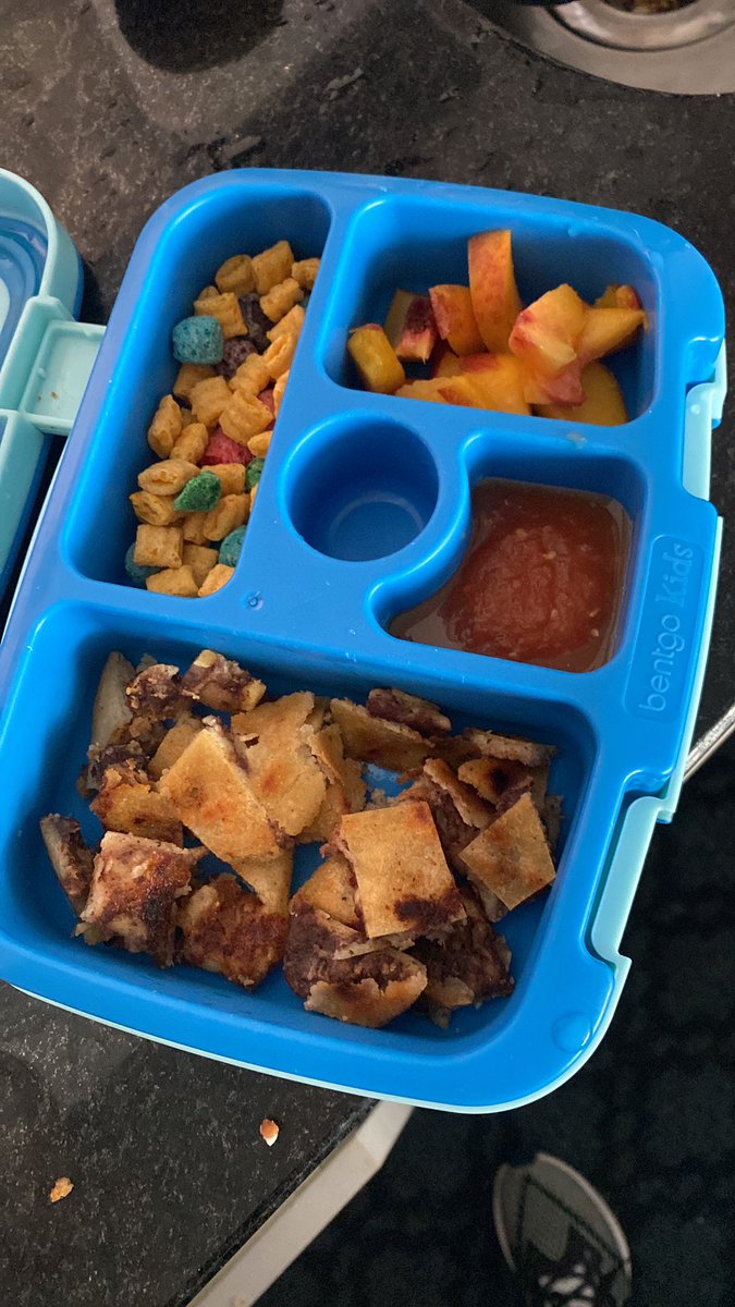 El chebis bien salvadoreño lleva su loncherita😜