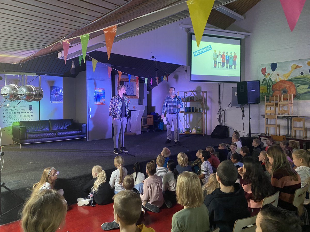 CBSdeRank's tweet photo. De Kinderboekenweek is begonnen. Fijn om eindelijk weer in de hal samen deze leuke week te openen. De beroepen van de meesters en juffen. Wat doen zij eigenlijk voor werk? 😀 https://t.co/9JAc2Tk5QR