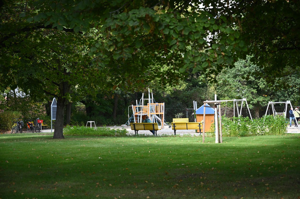 Heute habe ich den #Spielplatz in der Falkenberger Str. 151-155 wiedereröffnet. Die Anlage bietet nun ca. 4.800 qm Spielfläche mit breiten Wegen, viel Grün sowie miteinander verwobenen Spiel-, Sport und Aufenthaltsangeboten mit Ruhebereichen und Sitzgruppen. #Pankow