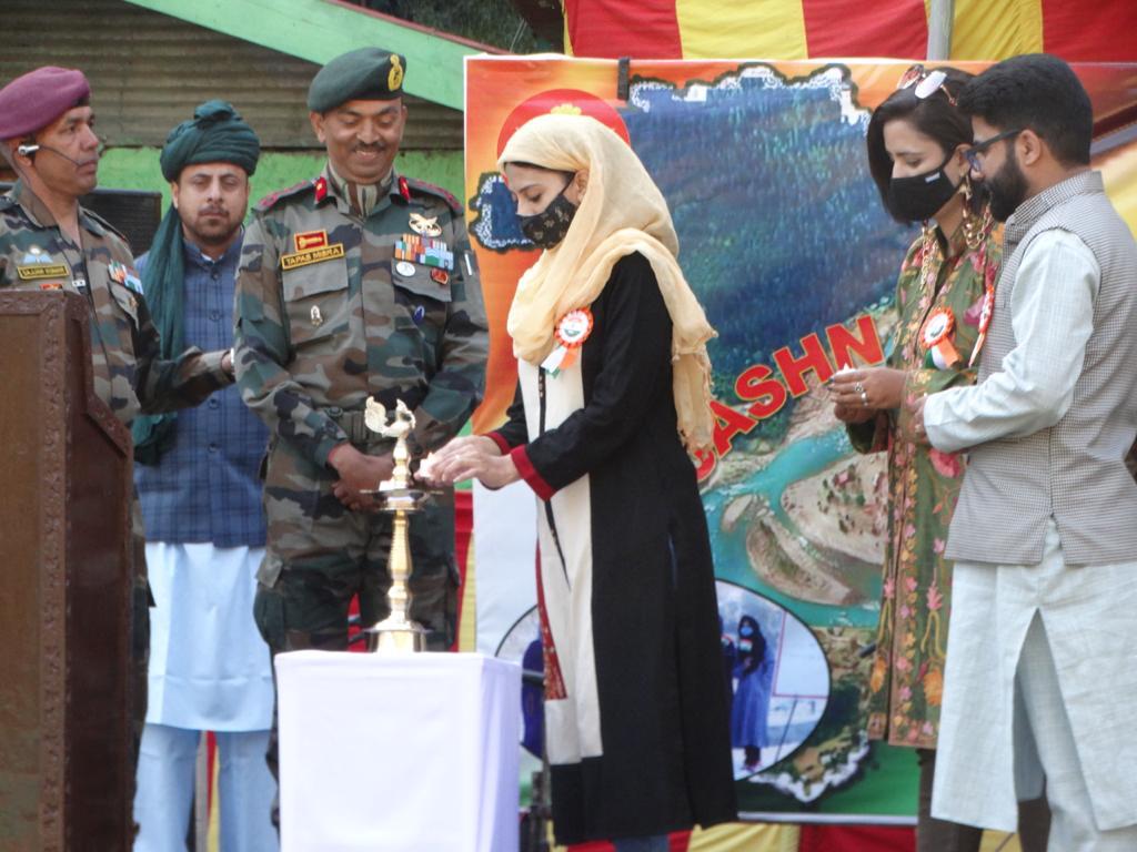 MustafaBhatt's tweet photo. Happiness is contagious. Smiles spread fast and stemming joy faster.
Har din Ek Jashn, har kadam par saath..
#Keran #Keranmela #Kashmir #ChinarCorps #funvibes #nationfirst https://t.co/Tb8UQ1Heyd