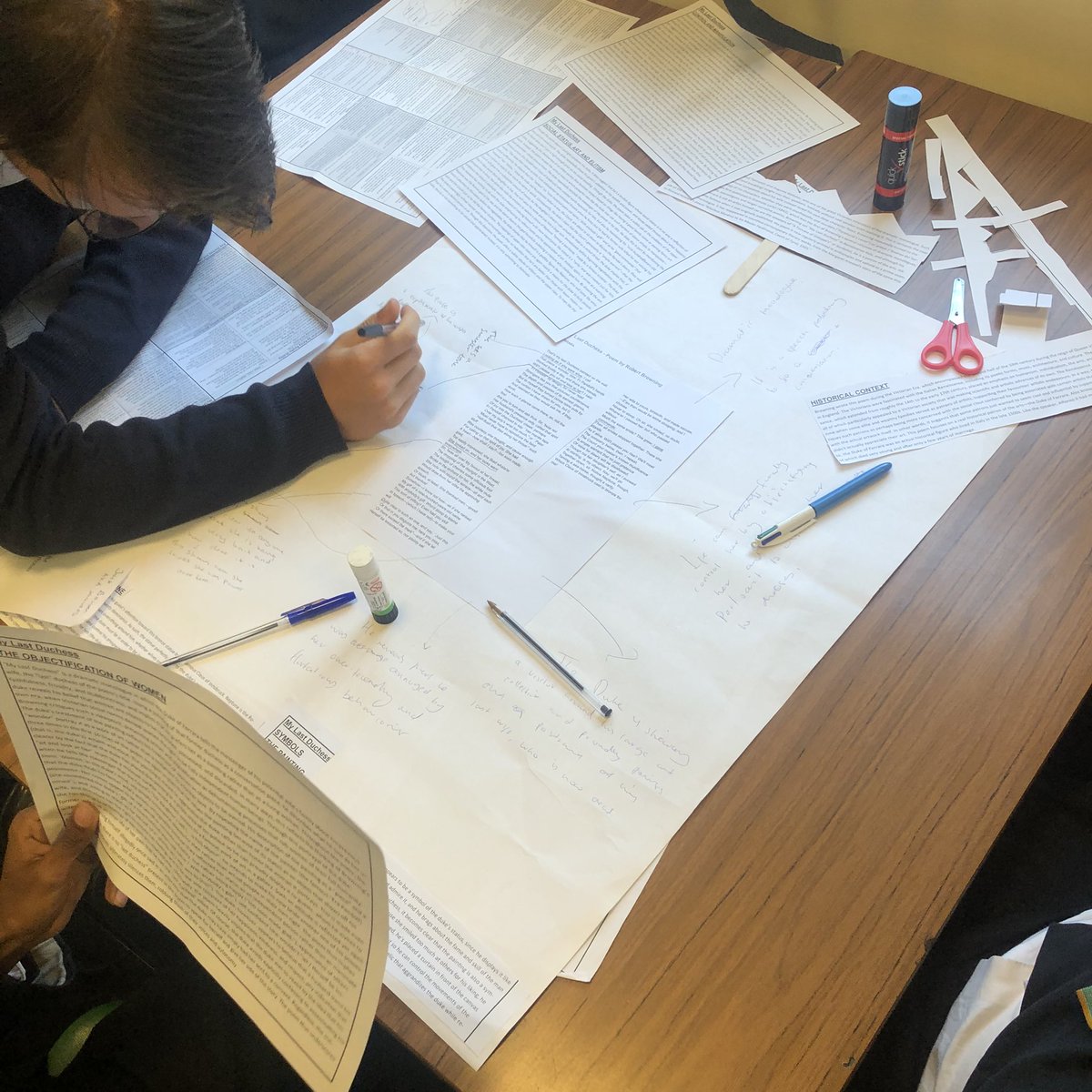 Year 11 were thinking hard in English today. They worked excellently as a team to interrogate their key poem looking to develop higher level analysis. Tomorrow we’re creating a web of links so they can apply their analysis to other poems!  #inharmony #achievingexcellence