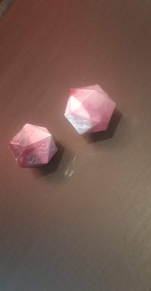 HOLZONE3's tweet image. When your white pigment settles and turns your otherwise lovely dice into icosahedral used tampons 🙃🙃🙃

#dnd #dice #dicefail #dungeonsanddragons