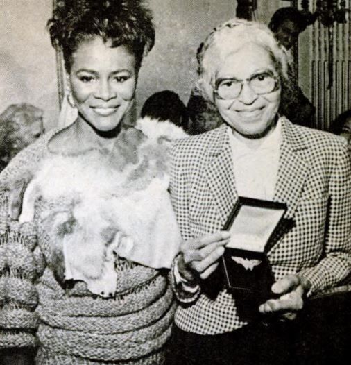 Rosa Parks, accepting the an award from the Wonder Woman Foundation (and Cicely Tyson), in fall of 1984. https://t.co/bb2mwSE4Yn