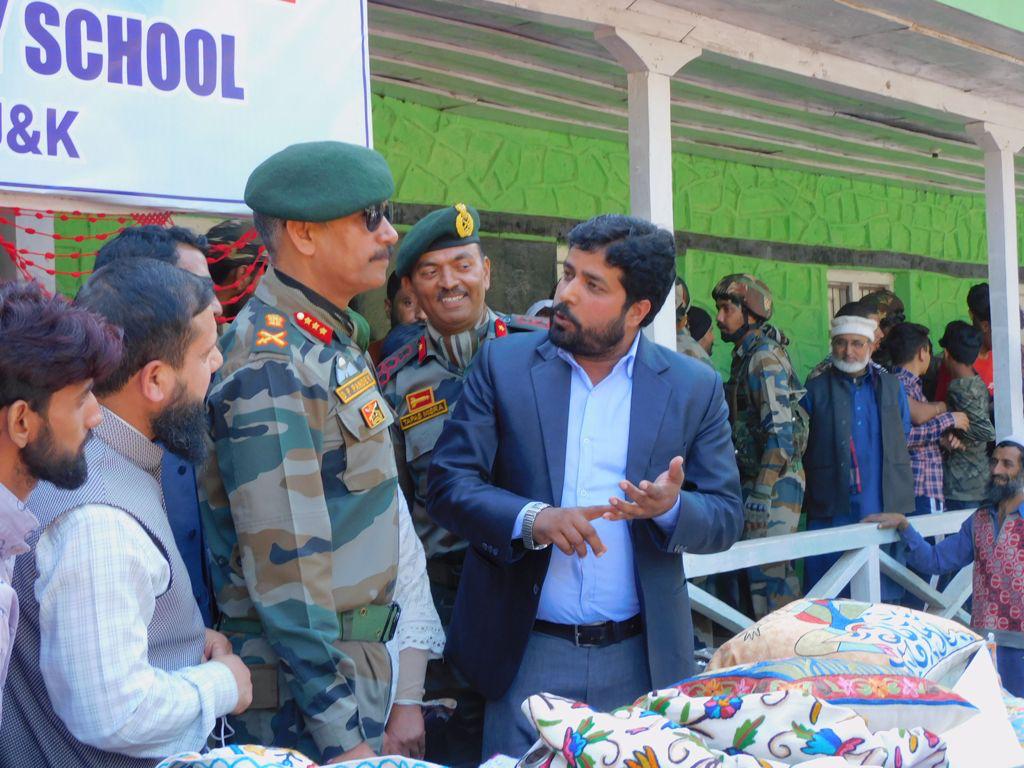 MustafaBhatt's tweet photo. Hum chal diye aur karwaan ban gaya
Sab muskura diye aur falsafa ban gaya..
Har Kadam par Saath...
#Keran #Keranmela #Kashmir #Sports #girlspower #funvibes #NationFirst #ChinarCorps https://t.co/oKU82INdtD