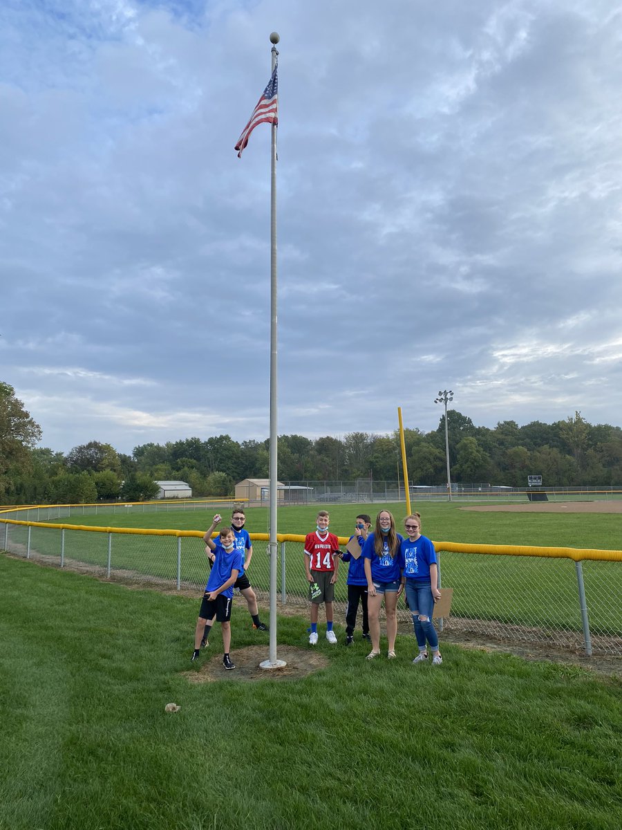 Geocaching today for an in-school field trip. <a href="/Alter__Ego24/">John Alter</a> and @The_MrRust spend a ton of time hiding, marking, and writing the longitude and latitude on a scavenger hunt paper. 💙 Also, love all the blue for <a href="/FesslerKeith/">Keith Fessler</a> today. 🏈 @SouthernHancock #newpalproud