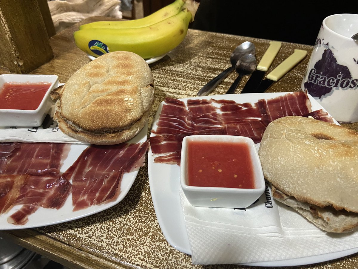 susalver's tweet photo. Hoy,en la cafetería que trabajo (en Sevilla) hemos puesto con cada desayuno plátanos de Canarias,mi jefe es de La Graciosa, me ha parecido un detalle muy emotivo para ayudar en lo que tenemos a mano a sus paisanos. #erupciónenLaPalma #VolcandeLaPalma #LaPalmaEstamosContigo https://t.co/Nl4igfGRn0