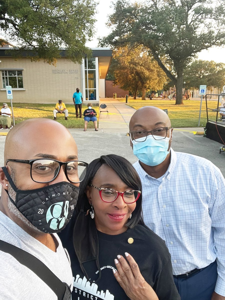 DaymondRealty's tweet photo. We had a wonderful evening last night hanging out with District #4 City Council Members for the 2021 National Night Out event! We're encouraging you to please get involved in your communities! Go Dallas! 🙌🏾 #DaymondRealEstate #StantheRealEstateMan #Plurapreneur® #DaymondInspires https://t.co/orpwwwgRxL