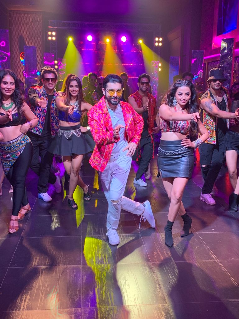 ETimesTV's tweet photo. Match your garba moves to Halo Re Halo releasing on the 7th of October! Chartbuster track 💥🕺💃🖤 

#SharadMalhotra #garba #navratri #sharadmalhotra #hellyshah #newsong #musicvideo #MikaSingh  #PayalDev #AdityaDev #etimestv https://t.co/6KbNjkfuvA