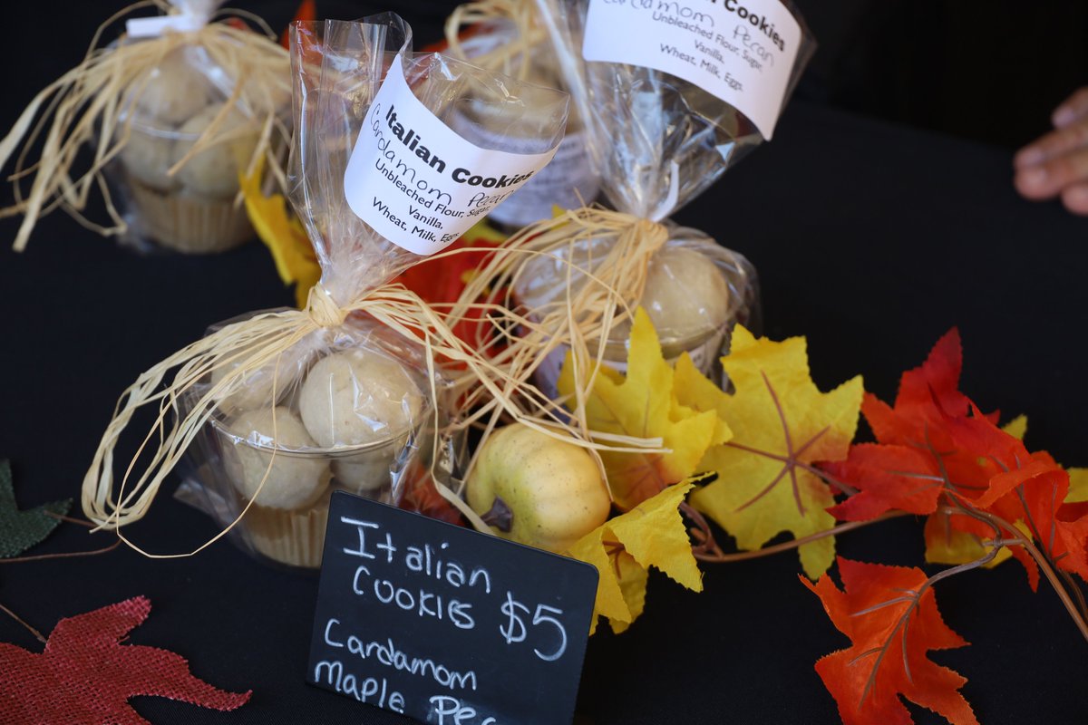 It's #farmersmarket Day! 3 new vendors, 2 food trucks and 1 great market! Head down to <a href="/ArtCenterCC/">Art Center of CC Tx</a> from 5-8PM for #localfood &amp; local fun. Market updates in today's newsletter, plus, mark your calendars for our October events like Harvest Party 🎃 mailchi.mp/growlocalstx/o…